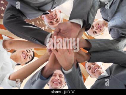 Geschäftsleute, die ihre Hände Zusammenstellung für Independence day Stockfoto