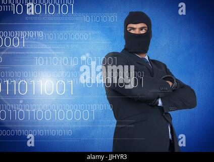 Hacker mit Kapuze und Arme gekreuzt stehend auf vor blauem Hintergrund Stockfoto