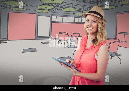 Lächelnde blonde Frau mit einem digitalen Tablet mit einer farbigen Zeichnung auf Hintergrund Stockfoto