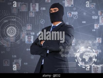 Geschäftsmann mit Kapuze und Arme verschränkt vor digitalen Hintergrund Stockfoto