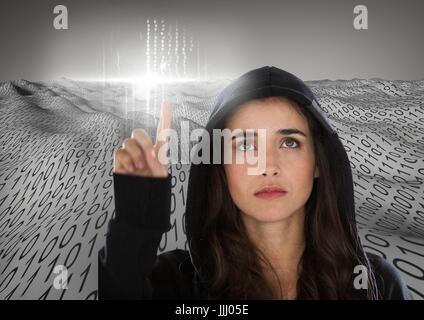 Frau Hacker digitale Bildschirme mit dem Finger berühren Stockfoto