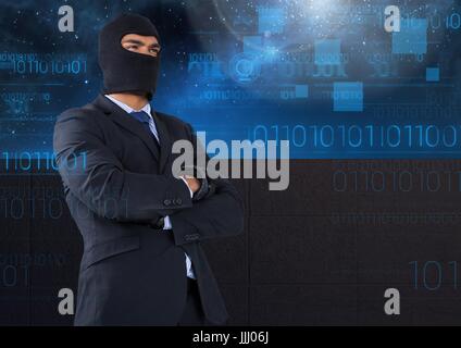 Business-Hacker mit Arme gekreuzt vor blauem Himmel Stockfoto