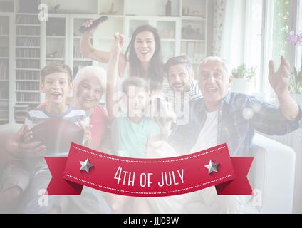 Glückliche amerikanische Familie auf einer Couch für den 4. Juli Stockfoto