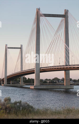 Die Kabelbrücke, offiziell die Ed Hendler Brücke genannt, erstreckt sich über den Columbia River zwischen Pasco und Kennewick, Tricities, USA Stockfoto