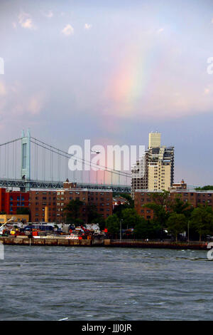 Regenbogen über Triborough Bridge und East River Stockfoto