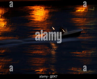 Boot mit Citylights Fluss nachts reflektieren Stockfoto