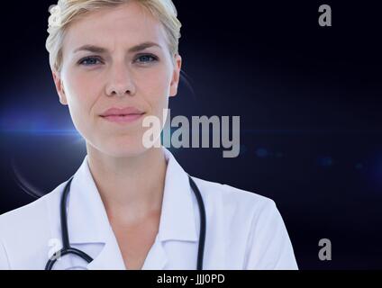 Ärztin gegen blaue flare Stockfoto
