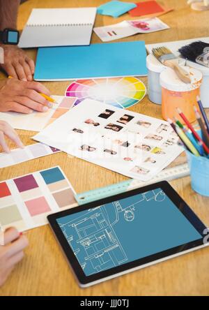 Schreibtisch mit Design-Tools und Tablet mit Büro-Linien (zweifarbig: hellblau und Orange) Stockfoto
