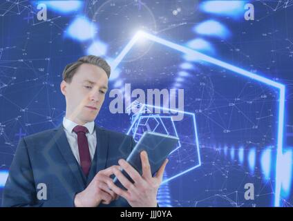 Mann SMS in Dunkelheit und Licht Stockfoto