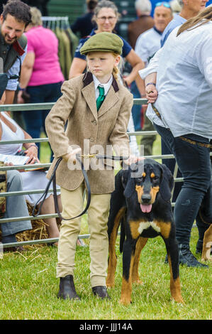 Ein junges Mädchen in Tweed mit einem Bloodhound im Show-Ring am Festival der Jagd Stockfoto