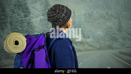 Tausendjährige Backpacker, die wir auf nebligen Straße Stockfoto