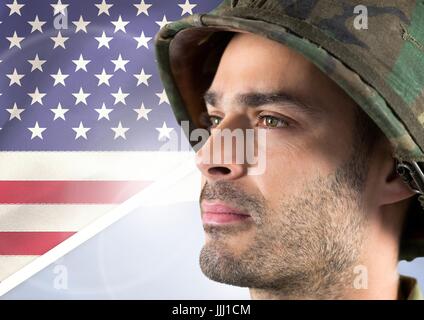 Nahaufnahme eines Soldaten suchen Horizont gegen amerikanische Flagge Hintergrund Stockfoto