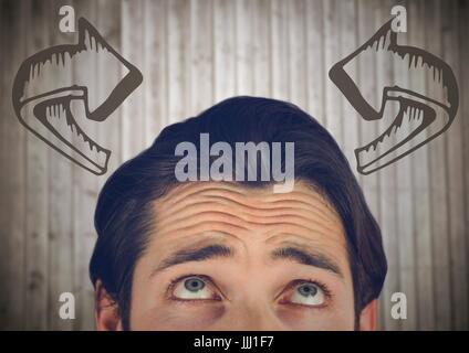 Spitze der Kopf des Mannes Blick auf gekrümmten 3D Pfeile gegen verschwommen Holzplatte Stockfoto