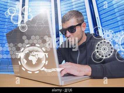 Hacker mit Sonnenbrille mit einem Laptop im Data center Stockfoto