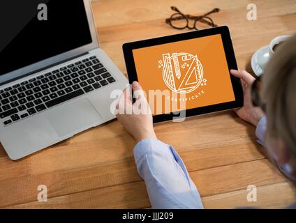 Person, die ein Tablet mit Bildung-Symbol auf dem Bildschirm Stockfoto