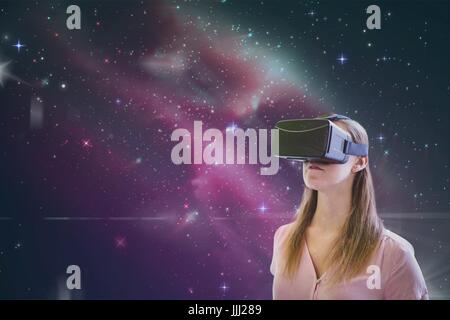 Frau in VR Kopfhörer rosa Galaxie Hintergrund suchen Stockfoto