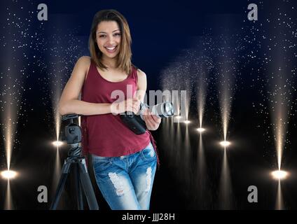 junge Fotografen mit Kamera auf Händen und Rest auf dem Stativ auf Lichter Flur Stockfoto