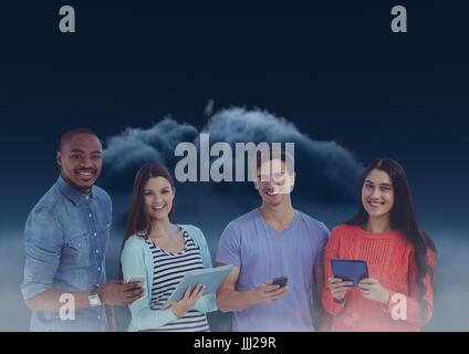 Lächelnden Freunde SMS in der Dunkelheit mit 3D dunkle Wolken im Hintergrund Stockfoto