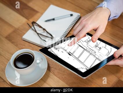 Tablet mit Händen auf dem Schreibtisch mit dem Design des neuen Büros (weiß und schwarz) Stockfoto
