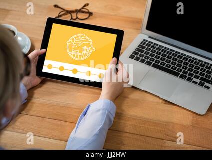 Person, die ein Tablet mit Reise-Icon auf dem Bildschirm Stockfoto