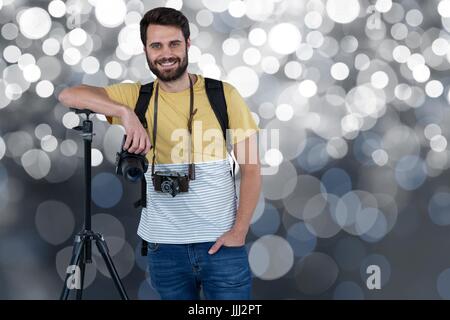 Lächelnde Kameramann auf einem Spotlight-Hintergrund Stockfoto