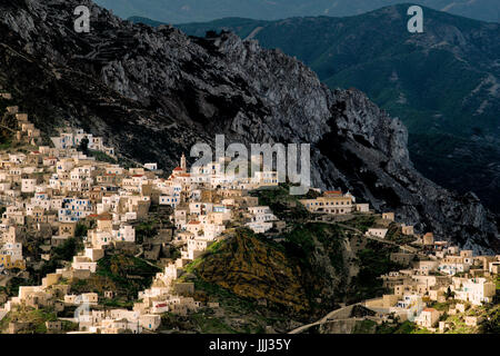 Griechenland, Karpathos, an der Spitze des Dorfes Windmühlen und eine Kirche sind in traditionellen Häusern imbricated sehr farbigen Stockfoto