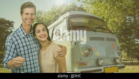 Paar Holding Tasten mit Wohnmobil im Sommer Stockfoto