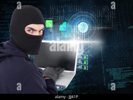 Hacker suchen das Objektiv und einen Laptop vor digitalen Hintergrund verwenden Stockfoto