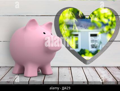 Rosa Sparschwein vor Holz Wand mit Herz Loch wir ein Haus finden (unscharf) Stockfoto