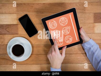 Mann hält ein Tablet mit Reise-Symbole auf dem Bildschirm Stockfoto