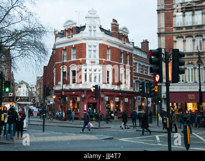 London, England. 06 März 2016. Shaftesbury Avenue am späten Nachmittag. Pedestrins und Verkehr Licht. Stockfoto