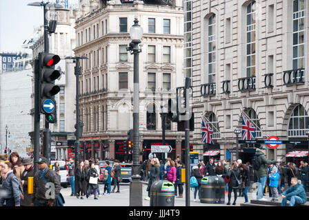 London, England. 06 März 2016. Verkehr und Tourismus am Piccadilly Circus an einem bewölkten Tag. Stockfoto