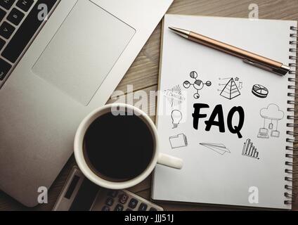 FAQ doodle auf Notizblock neben Kaffee und laptop Stockfoto