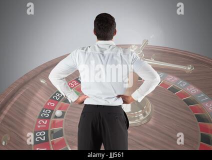 Rückseite des Mannes betrachten von 3d Casino roulette Stockfoto