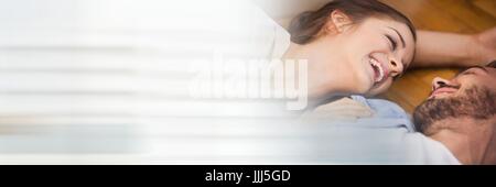 Paar, lachen, Erdgeschoss und verschwommen weiß Übergang Stockfoto