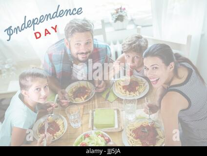 Fcomposite Bild einer Familie Essen an einem Tisch für Independence day Stockfoto