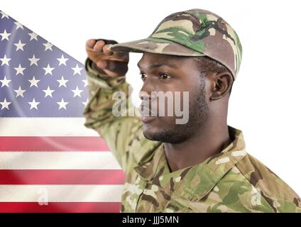 Militärische salutieren gegen amerikanische Flagge Stockfoto