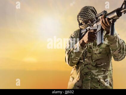 Schwarzen Soldaten mit einer Feuerwaffe in Wüste Stockfoto