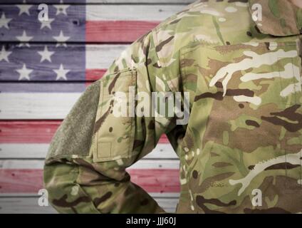 Teil des Soldaten gegen die amerikanische Flagge Hintergrund Stockfoto