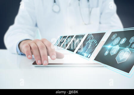 Zusammengesetztes 3D-Bild des Arztes mit digital-Tablette vor weißem Hintergrund Stockfoto