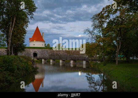 Bunte Sonnenaufgang über Kuressaare Schloss, Sommerzeit. Insel Saaremaa, Estland Stockfoto