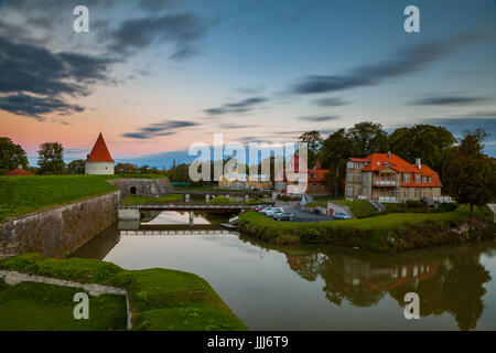 Bunte Sonnenaufgang über Kuressaare Schloss, Sommerzeit. Insel Saaremaa, Estland Stockfoto