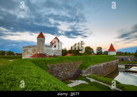 Bunte Sonnenaufgang über Kuressaare Schloss, Sommerzeit. Insel Saaremaa, Estland Stockfoto
