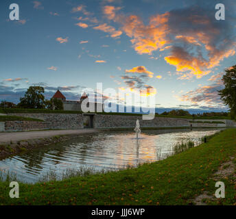 Bunte Sonnenaufgang über Kuressaare Schloss, Sommerzeit. Insel Saaremaa, Estland Stockfoto