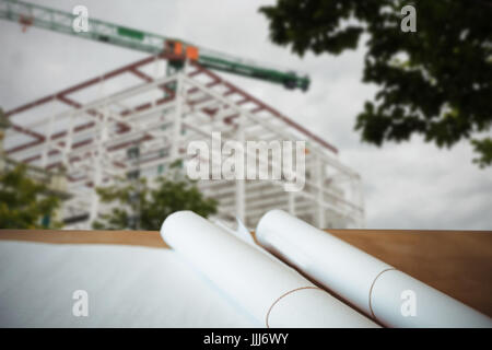 Zusammengesetztes Bild des hohen Winkel Ansicht Architekt Plan auf Tisch Stockfoto