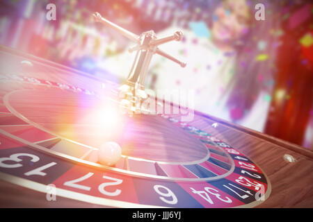 Zusammengesetztes Bild 3d Bild der Kugel auf hölzernen Roulette-Rad Stockfoto