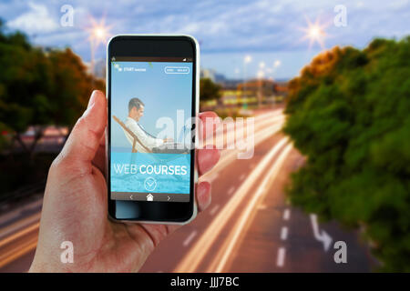 Zusammengesetztes 3D-Bild des abgeschnittenen Hand mit Smartphone Stockfoto