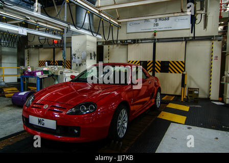 Der letzte MG TF-Sportwagen auf der 2 b Rollende Landstraße, komplett mit Schlüssel in der Zündung im verlassenen MG Rover Auto Werk in Longbridge, Birmingham, UK im Jahr 2007. Stockfoto