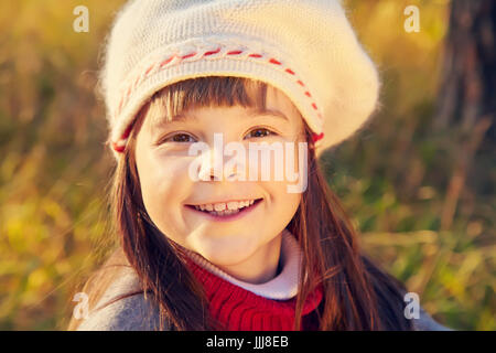 Closeup Portrait niedliche kleine Mädchen im Herbst Park. Kind im freien Stockfoto
