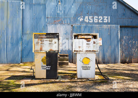 Eine verlassene Tankstelle und Bowsers in Newstead, Victoria, Australien Stockfoto